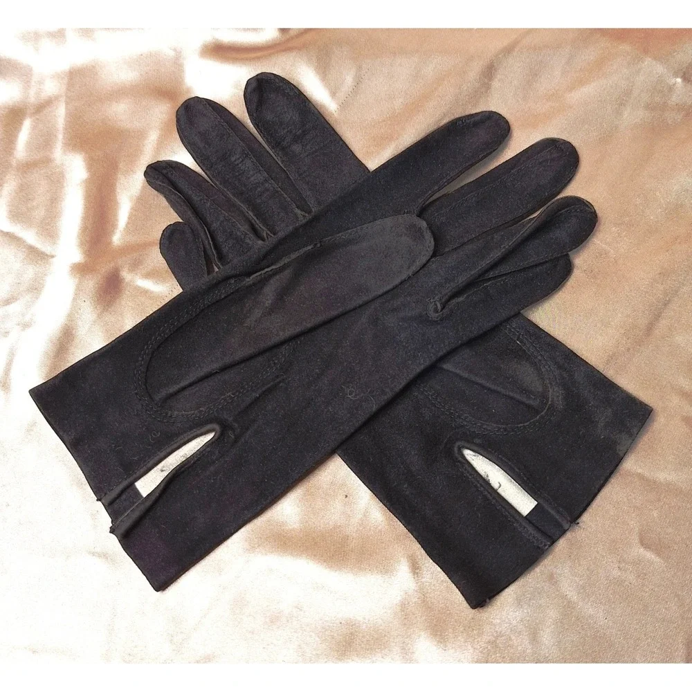 Elegant Women's black Kislov Suede gloves wth white‎ cuff trim and chain Size 7